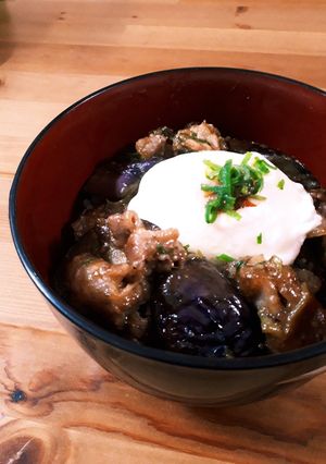豚バラとなすの温玉丼-レシピのメイン写真