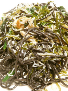 切り昆布の煮物としらすで和風イカ墨パスタ-レシピのメイン写真