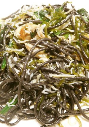 切り昆布の煮物としらすで和風イカ墨パスタ-レシピのメイン写真