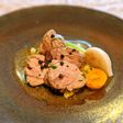 豚ロースと春野菜の焼蒸し、生こしょう添え