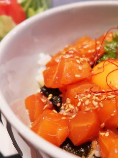 コチュジャンでサーモンのユッケ風~丼♪-レシピのメイン写真
