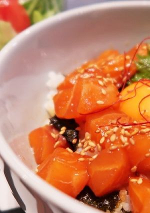 コチュジャンでサーモンのユッケ風~丼♪-レシピのメイン写真