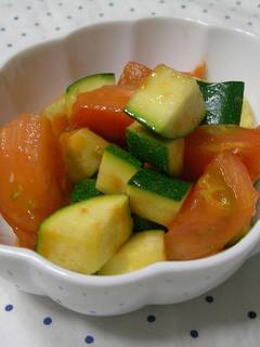ズッキーニとトマトの炒め物 by 男だって簡単料理
