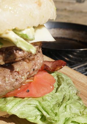 焚き火で作るメガハンバーガー【キャンプ】-レシピのメイン写真