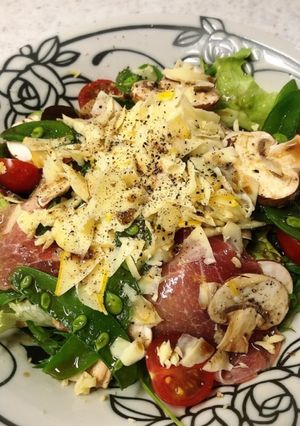 たっぷりのチーズが主役♪具だくさんサラダ-レシピのメイン写真