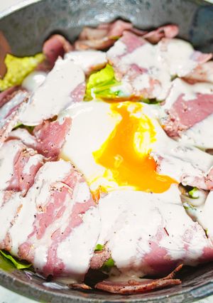簡単！野菜たっぷりペッパービーフ丼-レシピのメイン写真