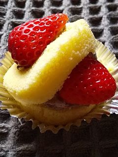 ロールちゃん♪でいちご大福風プチケーキ-レシピのメイン写真
