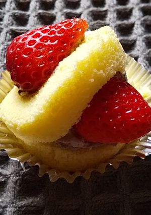 ロールちゃん♪でいちご大福風プチケーキ-レシピのメイン写真