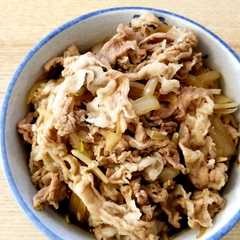 รูปของ 豚こま肉とモヤシで節約&カサ増し豚丼♬