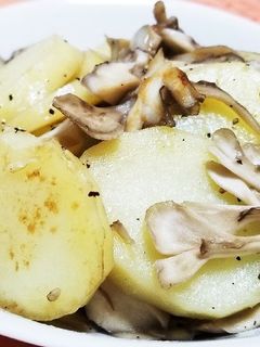 簡単♪新じゃが舞茸ガーリックバター炒め-レシピのメイン写真