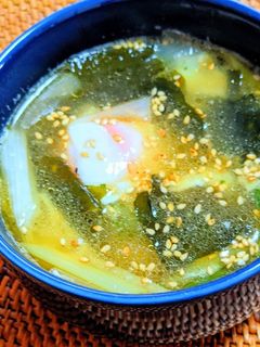 わかめと温泉卵のスープ-レシピのメイン写真