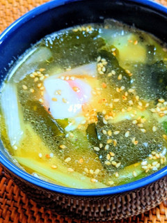 わかめと温泉卵のスープ-レシピのメイン写真