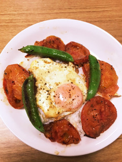 焼きトマトとスナップ添え目玉焼きライス-レシピのメイン写真