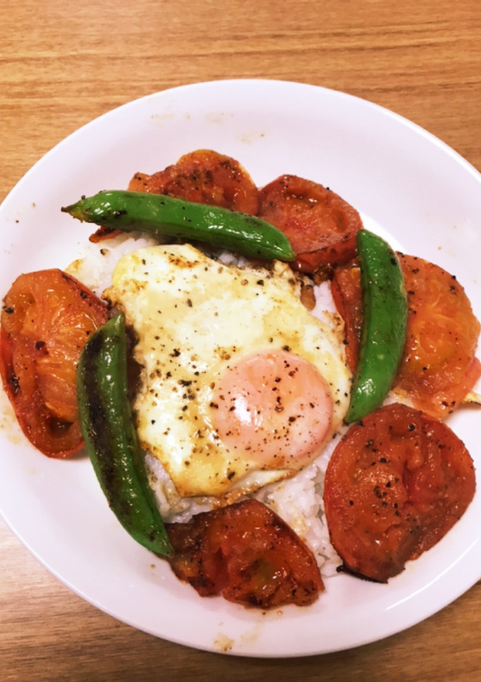 焼きトマトとスナップ添え目玉焼きライス-レシピのメイン写真