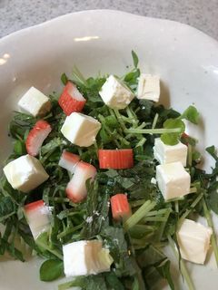 クリームチーズと豆苗のサラダ-レシピのメイン写真