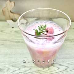 A picture of 苺と麹甘酒de春色ラテ❁❀✿✾.