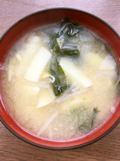 新じゃが・生わかめ・もやしも味噌汁-レシピのメイン写真