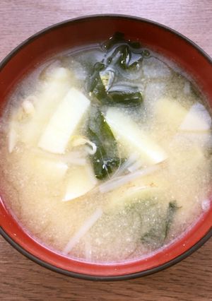 新じゃが・生わかめ・もやしも味噌汁-レシピのメイン写真