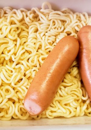 カップ焼きそばにウインナー入れて豪華演出-レシピのメイン写真