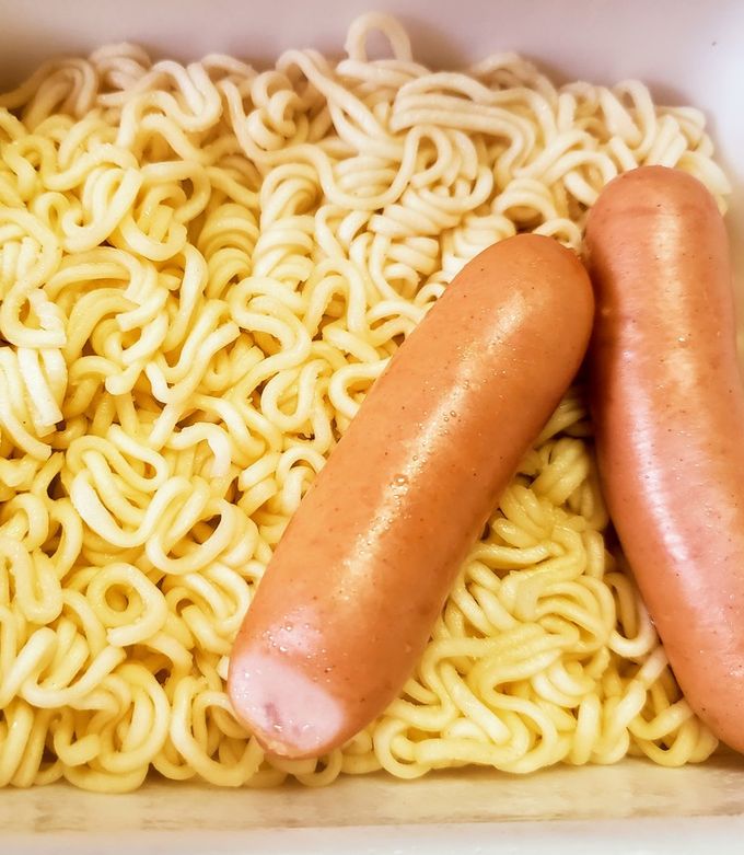 カップ焼きそばにウインナー入れて豪華演出-レシピのメイン写真