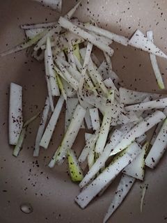 春大根の皮のゆかり炒め-レシピのメイン写真