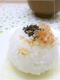 塩むすびに、パラっと煎りごま・おかか-レシピのメイン写真