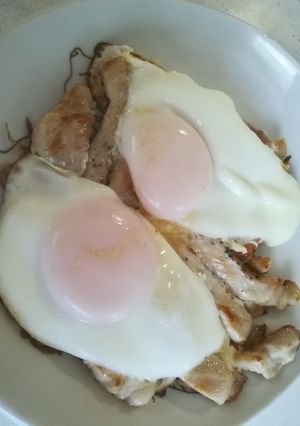 簡単!朝食に!豚ロースで目玉焼き-レシピのメイン写真