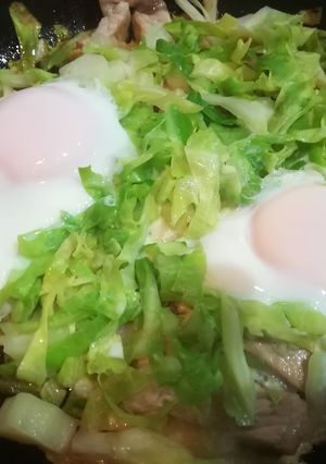 簡単!ボリュームあり!目玉焼きのせ生姜焼-レシピのメイン写真