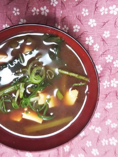 赤だしのみそ汁。蕪の葉ととうふ-レシピのメイン写真