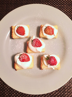 いちごのおやつ☆カステラにのせただけ♡-レシピのメイン写真