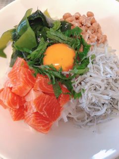 簡単!新玉ねぎたっぷり海鮮丼-レシピのメイン写真