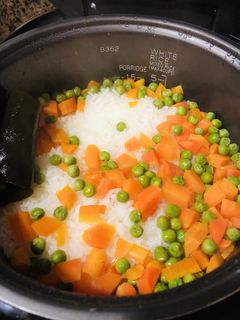 お子様ごはん にんじんと豆の炊き込みご飯-レシピのメイン写真