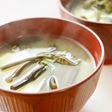 朝昼夕★春を味わう♪じゃが芋と蕨のみそ汁