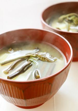 朝昼夕★春を味わう♪じゃが芋と蕨のみそ汁-レシピのメイン写真