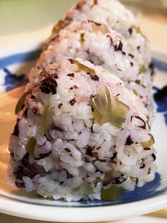 茎わかめの酢漬けアレンジ》おにぎり♪-レシピのメイン写真