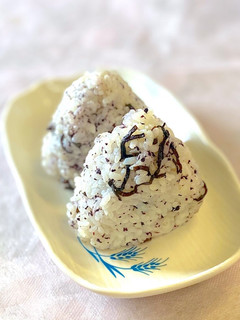 ゆかりと塩昆布のおにぎり-レシピのメイン写真