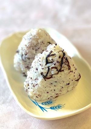 ゆかりと塩昆布のおにぎり-レシピのメイン写真