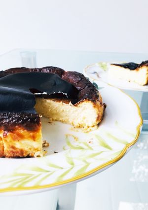 材料5つ　バスクの焦げたチーズケーキ-レシピのメイン写真