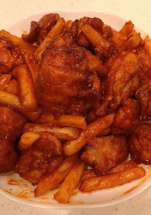 甘辛が旨い！トックとヤンニョムチキン炒め-レシピのメイン写真