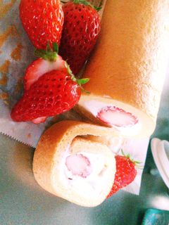 いちごがおいしいしっとりロールケーキ-レシピのメイン写真
