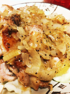 鶏もも肉のたっぷり胡椒玉ねぎソース掛け-レシピのメイン写真