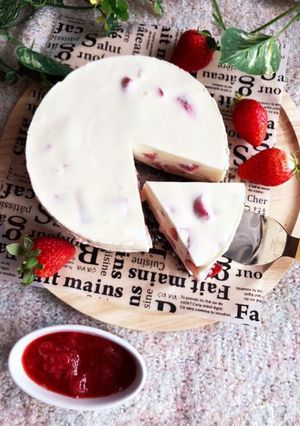 抱えて食べたい♡絶品苺のレアチーズケーキ-レシピのメイン写真