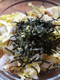 納豆とキャベツの千切りのサラダご飯-レシピのメイン写真