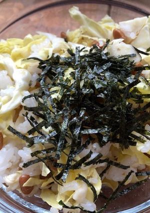 納豆とキャベツの千切りのサラダご飯-レシピのメイン写真