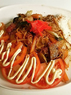焼きそばとサツマイモとトマトサラダ-レシピのメイン写真