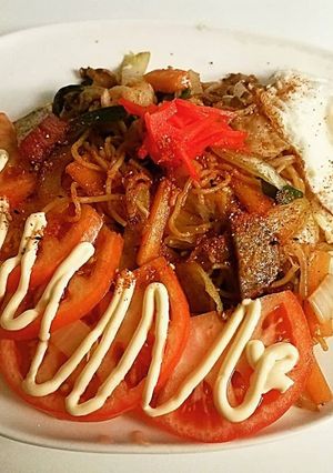 焼きそばとサツマイモとトマトサラダ-レシピのメイン写真