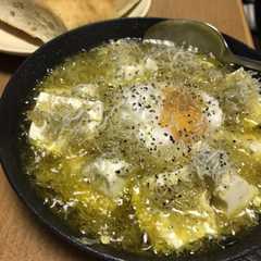 รูปของ 豆腐とじゃこの卵アヒージョ