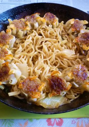 玉ねぎマシマシ塩焼そば赤箱シュウマイ載せ-レシピのメイン写真