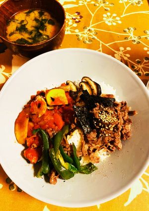 爽やかなトマトソースかけ牛丼のおうちご飯-レシピのメイン写真