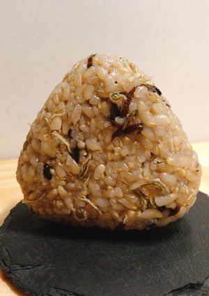 じゃこと塩昆布の玄米おにぎり♡-レシピのメイン写真